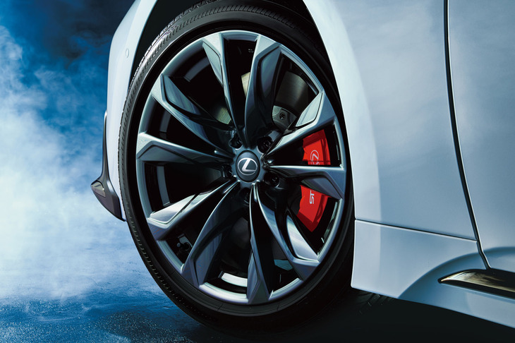 「レクサスLS」の「Fスポーツ」にオプション設定されるブレーキキャリパーにレッド塗装を採用。シルバーのロゴが組み合わされた。