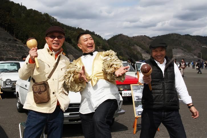 元富士重工業のデザイナーで、現在はミュージシャン、マン盆栽家元、入浴剤ソムリエ、会員制餃子店オーナーシェフ、そして日本で唯一の国際公認サンタクロースなどなど、たくさんの肩書を持つパラダイス山元氏も来場していた。両隣は「スバル1000」のオーナー。