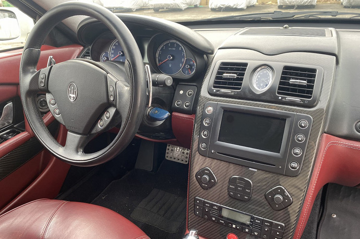 愛車の大貴族号こと18年落ち「マセラティ・クアトロポルテ」のコックピット。「スポーツGT」はセンターコンソールがカーボンパネルになっているが、個人的にはコテコテの木目パネルのほうが好み。