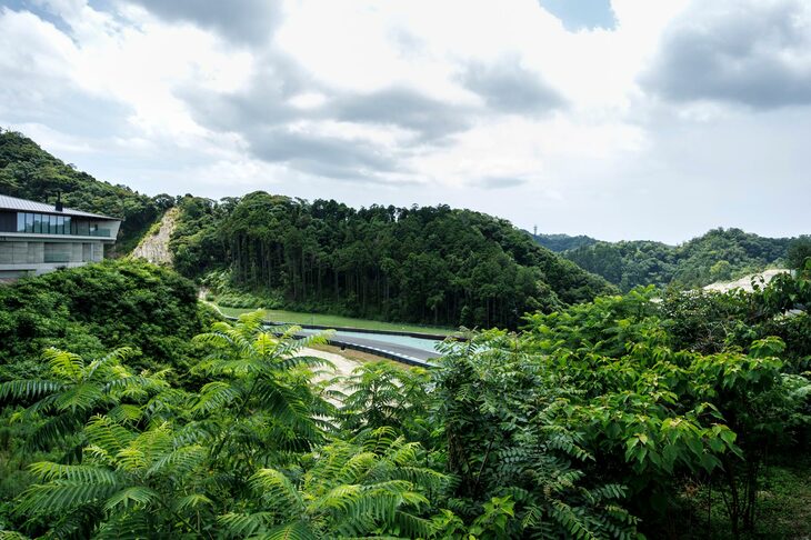 「THE MAGARIGAWA CLUB」は千葉県南房総市に位置する会員制のドライビングコース。秘密の内覧会を催すには、うってつけの場所である。