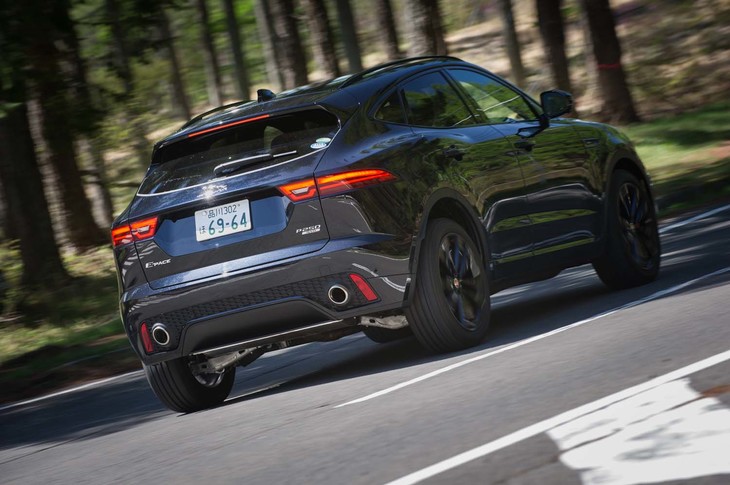 キャビンを絞り込むことで、前後のフェンダーの盛り上がりが強調されている。