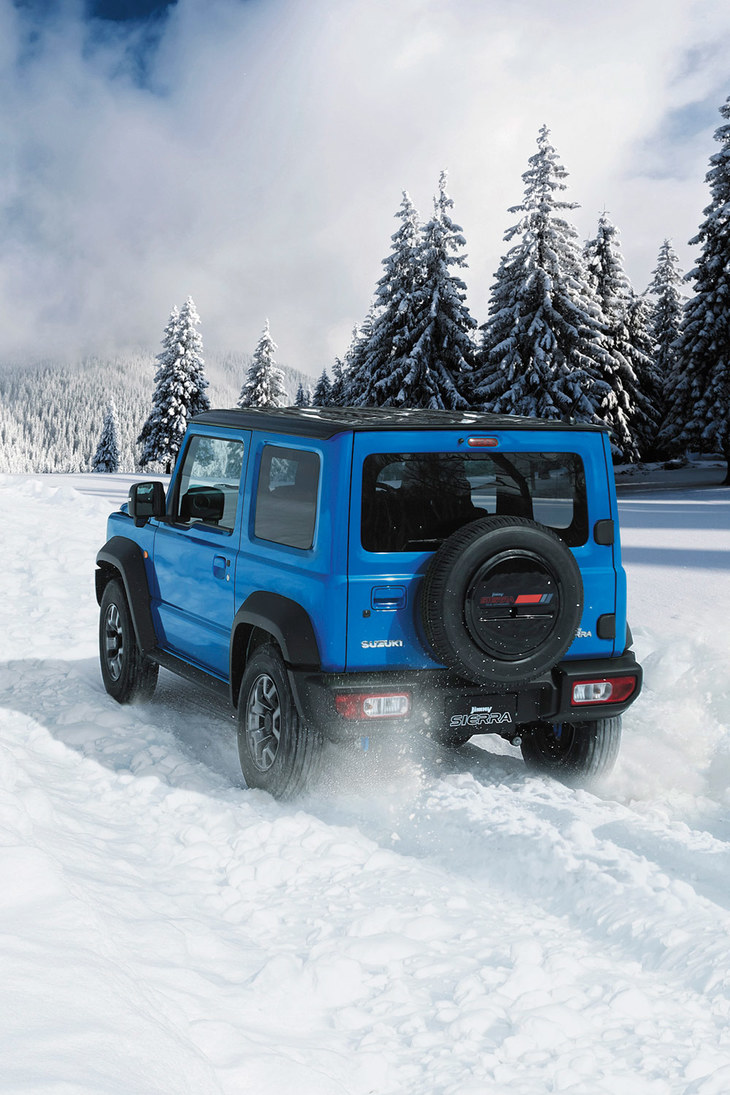 あくまでも直線基調でデザインされたジムニーは、“放物線”で描かれるデザインがほとんどを占める現代のクルマの中にあって、貴重な存在といえる。