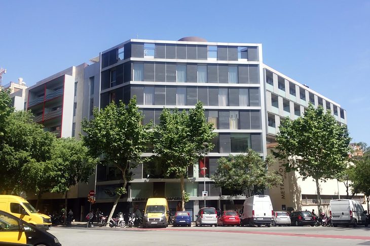 欧米では路上駐車が当然のこととして受け入れられているが、その事情も場所によってさまざま。バルセロナ市街では、巨大な交差点の四隅に横並びにクルマが止められていた。