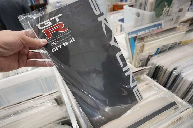 自動車趣味の店ロンバルディのブース。