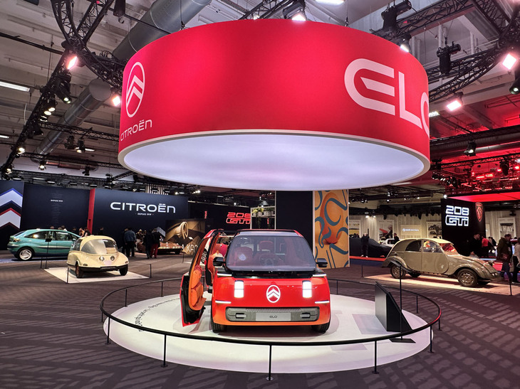 シトロエンのブースでは、2026年1月のブリュッセルショーで初公開された「ELO」が人々を出迎えた。ネーミングは「rEst, pLay and wOrk」に由来する。全長4.1mの車体で6人乗車を可能にしている。ヨーロッパで有名なスポーツ用品チェーンのデカトロンも企画に参加した。