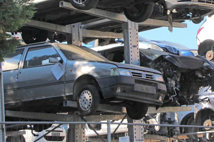 ある解体ヤードにて。標準仕様の「ウーノ」用はあれど、ターボ仕様の部品取り用は希少とファンは語る。