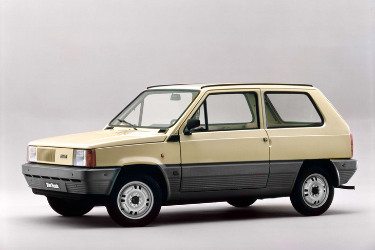 フィアットの新しいベーシックカーとして登場した初代「パンダ」。空間効率とデザイン性を両立したスタイリングは、エンジニアリングにも精通したジウジアーロだからこそなせる業だった。