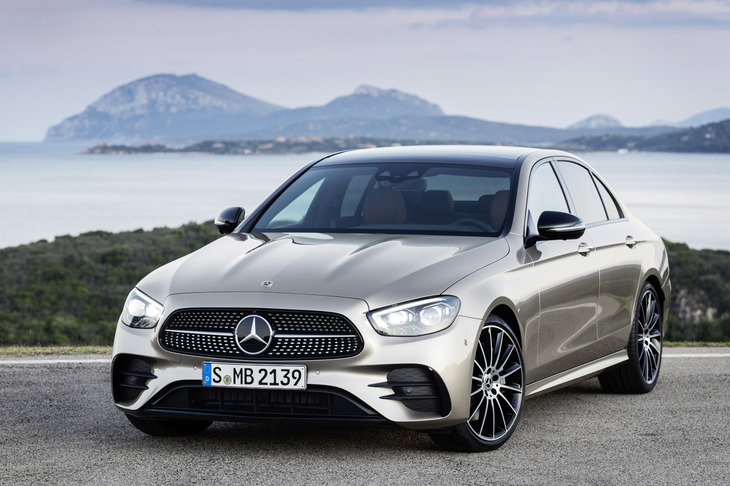 フロントグリルやヘッドランプデザインが変更された「Eクラス」のマイナーチェンジモデル。