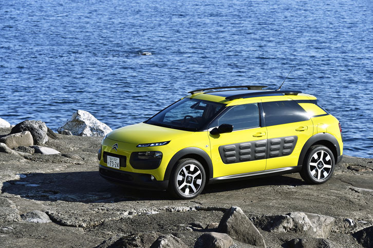 ボディーサイズは4155×1735×1530mmで、最低地上高は150mm（試乗車に備わるガラスルーフは日本仕様では未設定）。