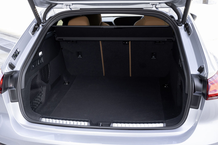 4WDモデルの荷室容量は448リッターで、ボディーが大きくなったのに先代モデルの495リッターより若干減少している。