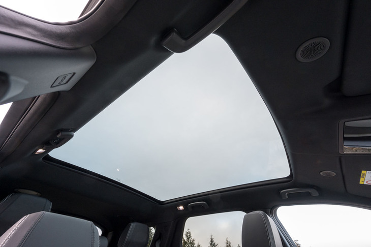 乗員に圧倒的な開放感を提供する（そのぶん、重量もかさむが）固定式のパノラミックルーフ。「ダイナミックHSE」グレードでは標準で装備される。