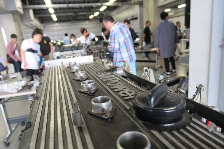 ピットエリアには、M社が手がけたエンジン単体が分解展示されていた。スタッフの説明を熱心に聞き、質問を投げかける姿が多く見受けられた。エンジンメーカーとして知られるBMWだけに、来場者もエンジンに詳しいマニアが多いということだろう。