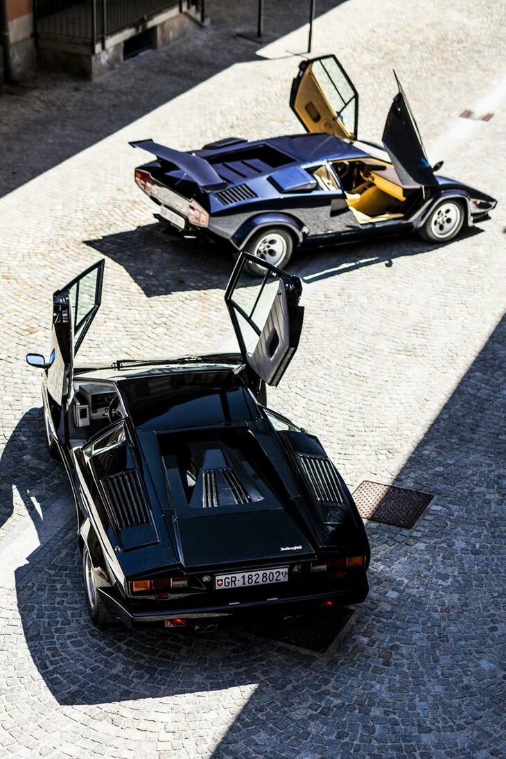 シザーズドアを開け放った状態の「ランボルギーニ・カウンタック25アニバーサリー」（手前）と「カウンタック5000S」（奥）。