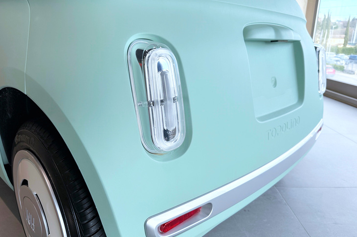 テールランプユニットも“ヌオーヴァ500”を想起させる小さな縦型である。