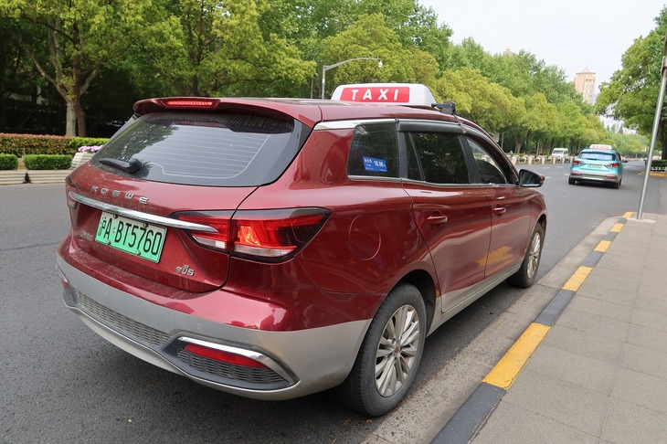 タクシーもほとんどがBEV。写真はSAIC傘下にあるブランドであるROEWEのBEVワゴン「Ei5」。