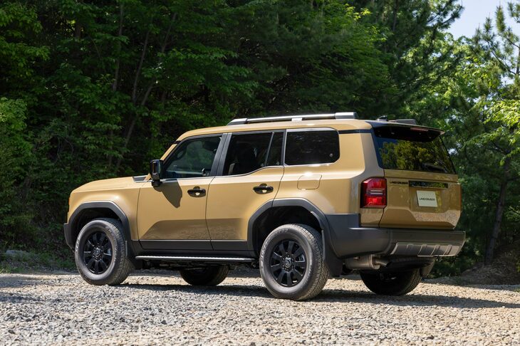 2023年8月に世界初公開、2024年4月に日本で発売された「ランドクルーザー“250”」。既存の「ランドクルーザー プラド」が「ランドクルーザー“300”」の弟分的な存在だったのに対し、この“250”は「質実剛健を追求したランクルファミリーの中核モデル」とされている。