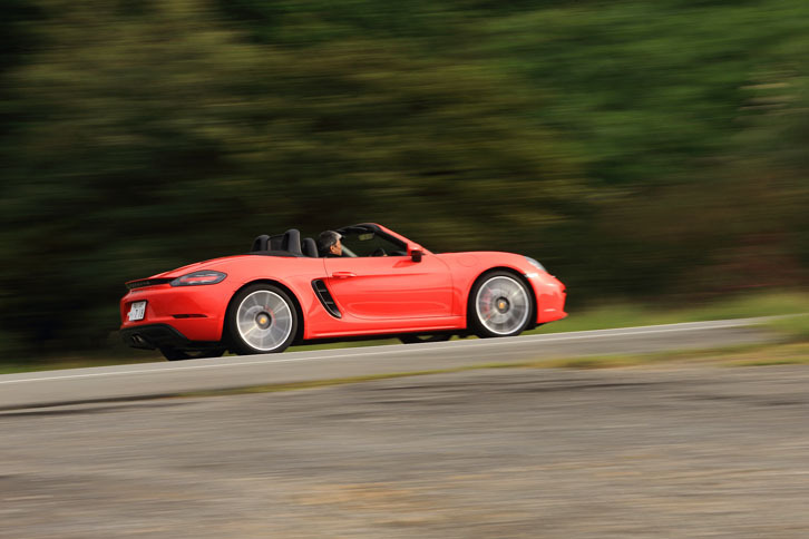 箱根のワインディングロードを行く。試乗車には車高が10mmダウンとなるPASMが装着されていた。