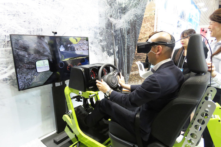 会場にはVR技術を用いたドライビングシミュレーターも用意されていた。