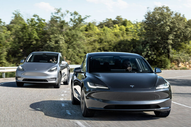 最近デビューしたモデルに思われるが、「モデルY」（写真左）の発表は実は2019年のこと。「モデル3」（同右）に至っては2016年と、もう8年も前のことなのだ。