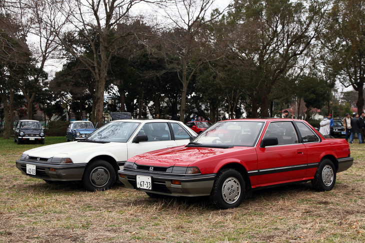 1982年に世代交代した2代目「プレリュード」はリトラクタブルライトを採用。日本車離れしたワイド＆ローのスタイリッシュなフォルムで人気を博し、デートカーブームを創出した。これら2台はいずれも1984年製造モデルだが、同年10月に実施されたマイナーチェンジを挟んで白が前期の最終型、赤が後期の初期型とのこと。