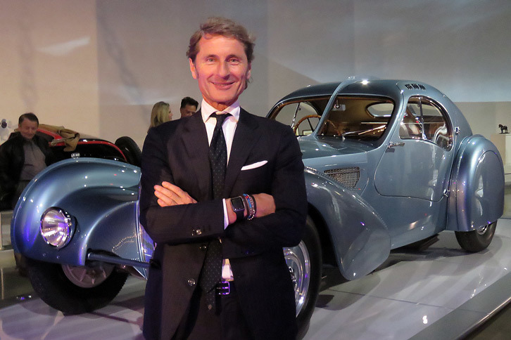 「ブガッティ・タイプ57SCアトランティック」と、間もなくブガッティのCEOとなるステファン・ヴィンケルマン氏。