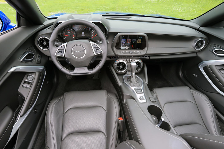 「カマロ コンバーチブル」のインストゥルメントパネルまわり。インテリアカラーはブラックが基本で、ボディーカラーがブラックの場合のみブラックとレッドのツートンとなる。