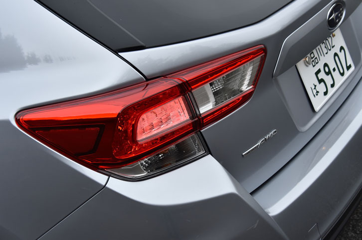 リアコンビランプには、急ブレーキをかけた際にハザードランプを高速で点滅させて後続車に注意をうながす「エマージェンシーストップシグナル」が備わる。