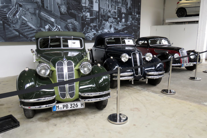 手前から、「BMW 326カブリオレ」「326シュポルトカブリオレ カロッセリエ　グレーザー」「327/28シュポルトクーペ」。マンフレートさんいわく「戦前の『6シリーズ』みたいなクルマ」とのこと。