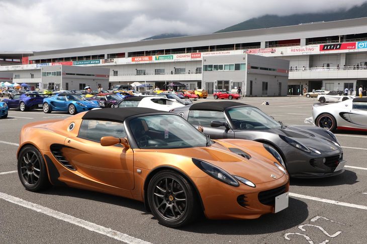 参加台数が最も多いのは、やはり「エリーゼ」だ。そのため、仕様もカエルマスクのフェイズ1から最新のフェイズ3まで幅広い。またカラーリングも個性豊かで、今年は珍しいカッパーゴールドのエリーゼに出会うことができた。