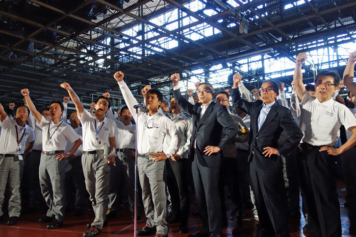 式典は西川社長をはじめ、900人以上の従業員による「がんばろう！」三唱で幕を閉じた。