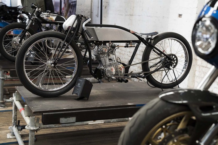 1926年式「ダグラスEW」のフレームに、1973年式の「ホンダCB125」用エンジンを搭載した、ボードトラックレーサースタイルのマシン。フロントのガーダーフォークも1936年式ダグラスのものだ。エンジン各部は磨き込まれ、またハンドシフト仕様にカスタムされている。