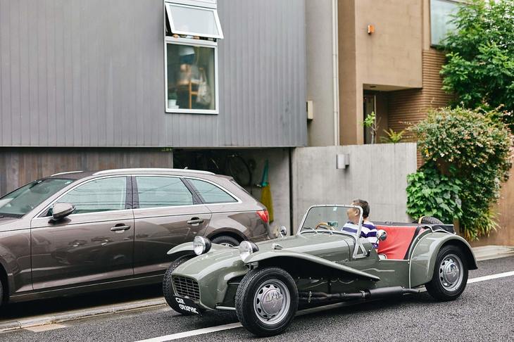 窓から外をのぞくお孫さんに視線を送り、スーパーセブンでいざ出発といったショット。