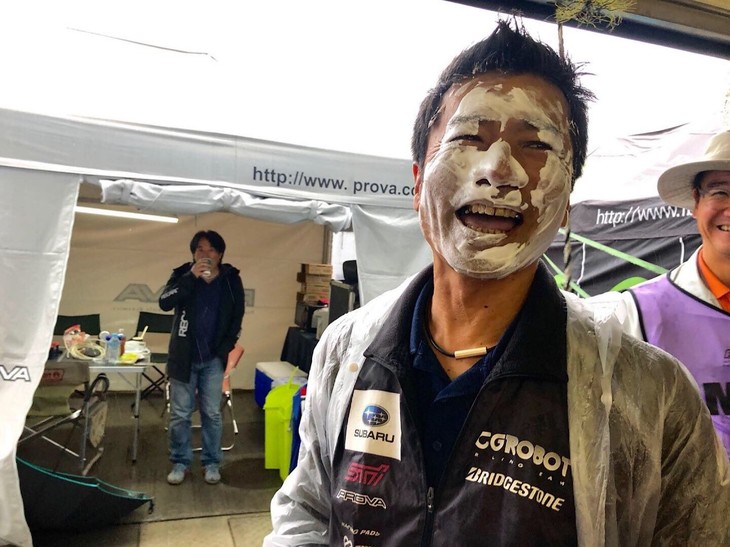 今レース界ではやりの顔面ケーキ！ 風の“顔面シェービングフォーム”でお祝いしました。とても喜んでくれて、サプライズした私たちもとてもうれしかったです。別所さんお誕生日おめでとうございます！ そしていつもありがとうございます！