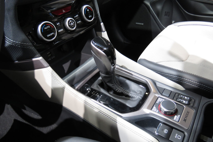 トランスミッションはCVT。7段のマニュアルモードが備わる。