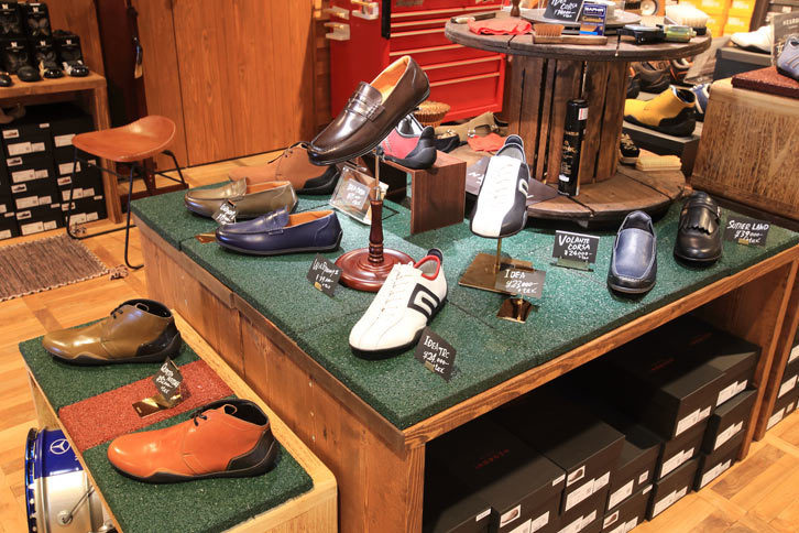 日本のブランド「ネグローニ」のドライビングシューズ。普段履きで使っていても違和感のないデザインも魅力。