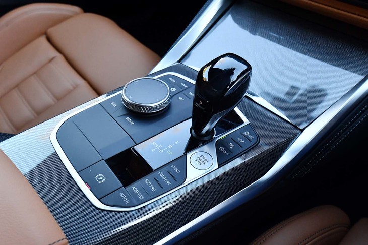トランスミッションは8段ATのみ。シフトレバーの周辺には走行モードのセレクターやインフォテインメントの操作デバイスが並ぶ。