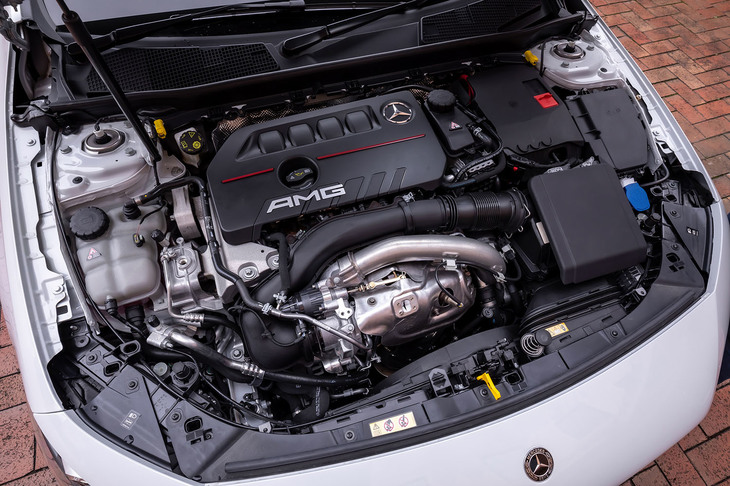 搭載される2リッター直4ターボエンジン「M260」はいわゆるAMG謹製の“ワンマン・ワンエンジン”ではないが、最高出力306PS、最大トルク400N・mという実力を持つ。WLTCモードの燃費値は12.2km/リッター。