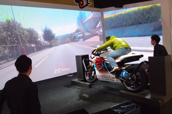 こちらは、巨大なスクリーンを前にマン島TTを疑似体験できるコーナー。ホンダのブースは、モータースポーツに対して親しみを持たせるような展示が目立った。