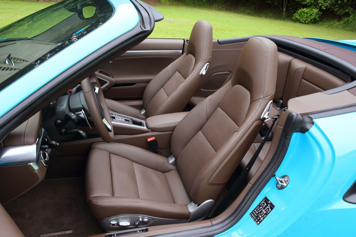 前席は、運転席・助手席ともにシートヒーターを標準装備。ベンチレーション機能は19万3000円のオプションとなる。