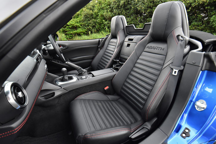 シートはレザーとアルカンターラのコンビタイプが標準。テスト車に装備されていたフルレザーシートは、オプションで用意されているものだ。