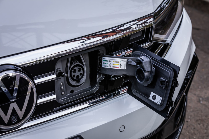 フロントグリルに設けられた充電ポート。200Vの普通充電にのみ対応する。点灯色や点滅で充電状況が確認できるインジケーターが内蔵されている。