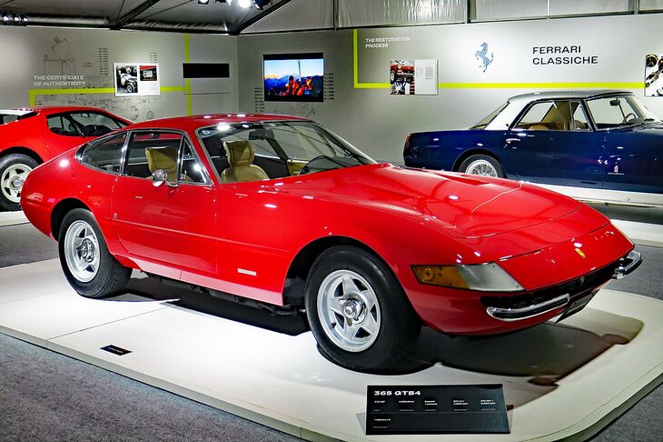 4.4リッターのV12エンジンをフロントに搭載した「365GTB/4」。ペットネームの“デイトナ”は、このクルマのデビューイヤーである1967年のデイトナ24時間レースで、フェラーリが表彰台を独占したことから自然と呼ばれるようになったものだという。