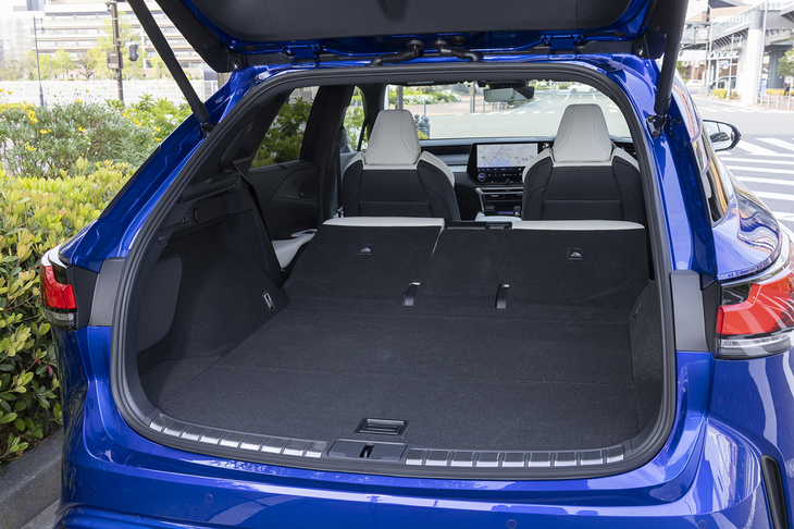 後席の背もたれは格納・展開ともスイッチ操作ひとつ。トヨタらしく作動速度はゆっくりとしている。