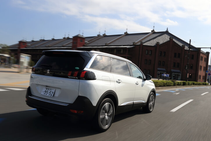 ボディーカラーはテスト車に用いられていた「パールホワイト」を含む全7色。新色の「パイライト・ベージュ」は「アリュール」の専用色となっている。