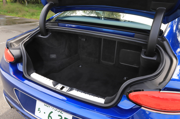 358リッターの容量を確保している荷室。トランクリッドは電動開閉式となる。長尺物を収容できるいわゆるスキートンネルも採用されている。