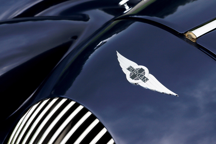 1909年に「3ホイーラー」の製造を始めたことから、自動車メーカーとしての歴史をスタートさせたモーガン。今日でも英国ウスターシャー州マルヴァーンで、昔ながらの製法による自動車の生産を続けている。