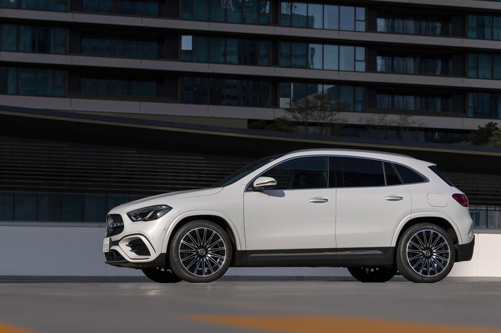 試走に供されたクルマは「メルセデス・ベンツGLA」である。高級車ブランドの名門が擁するプレミアムコンパクトSUVであり、「アレンザLX100」を試すのには好適な一台といえるだろう。