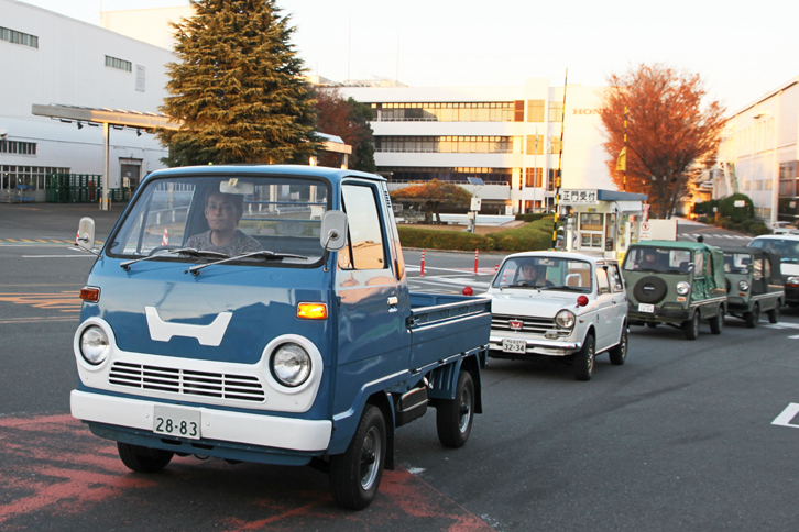 午後4時にイベントは散会、日が傾く中を帰路につく参加車両。「TN360」に「LN360」、そして2台の「バモスホンダ」が続く。