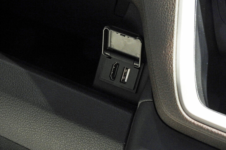 ダイハツ・ムーヴX（USBポート＆HDMI入力端子）