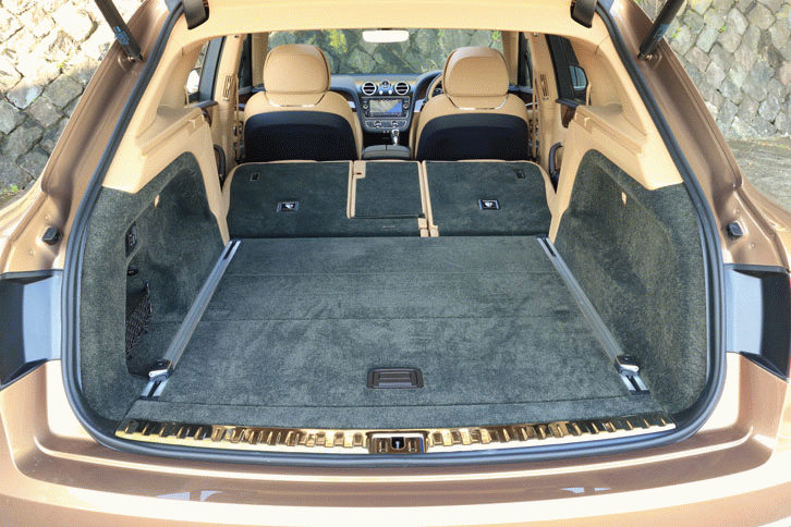 ラゲッジルームの通常時の容量は430リッター。（クリックすると荷室のバリエーションが見られます）